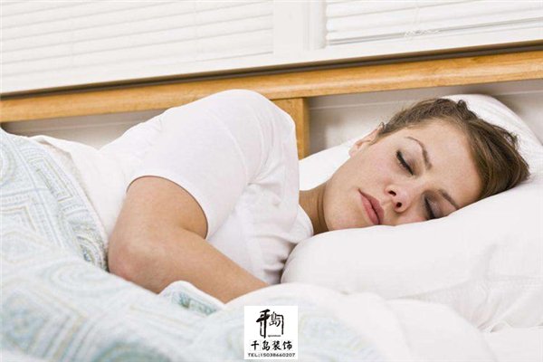 現(xiàn)代簡約風臥室裝修選擇溫暖透氣的床品